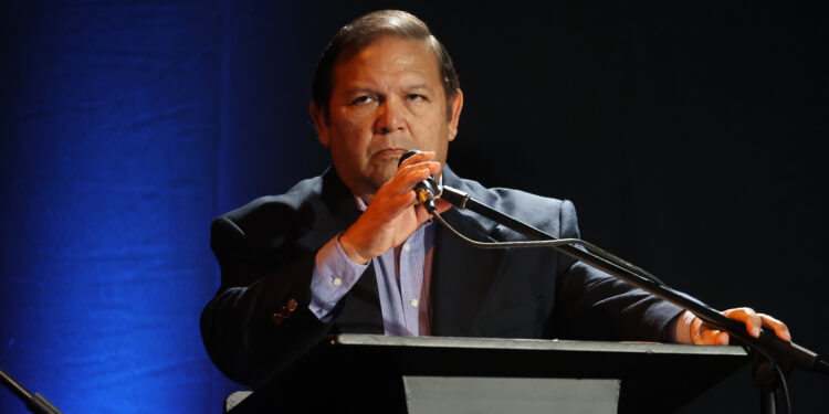 AME2471. CARACAS (VENEZUELA), 12/07/2023.- El precandidatos opositor venezolano Andrés Velázquez participa en un debate con otros precandidatos hoy, en Caracas (Venezuela). Ocho de los 13 candidatos a las primarias opositoras de Venezuela comenzaron este miércoles, media hora más tarde de lo previsto, a debatir sus propuestas en la primera oportunidad de este estilo que reúne a quienes buscan hacerse con la candidatura de coalición para enfrentarse al chavismo en las presidenciales de 2024. EFE/ Miguel Gutiérrez