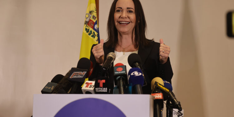 AME953. CARACAS (VENEZUELA), 04/07/2023.- La opositora venezolana María Corina Machado ofrece una rueda de prensa hoy, en Caracas (Venezuela). La opositora venezolana María Corina Machado aseguró este martes que su inhabilitación política, que le impide ocupar cargos públicos de elecciones popular durante 15 años, se volverá contra el Gobierno del chavista Nicolás Maduro, ya que -prevé- tendrá un efecto "bumerán". EFE/ Miguel Gutierrez