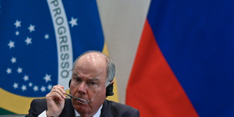 AME2021. BRASILIA (BRASIL), 17/04/2023.- El ministro de Relaciones Exteriores de Brasil, Mauro Vieira, es visto durante una rueda de prensa junto a su similar ruso, Serguéi Lavrov (fuera de foco), en el Palacio de Itamaraty en Brasilia (Brasil). Lavrov dijo este lunes en Brasilia que Rusia desea una solución "duradera" para el conflicto en Ucrania, pero aseguró que ni el Gobierno de ese país ni Occidente "contribuyen" con ese objetivo. Lavrov agradeció el rechazo de Brasil a las sanciones comerciales aplicadas a Rusia por varios países tras la invasión a Ucrania, y aseguró que han sido producto de una "decisión ilegal". EFE/André Borges