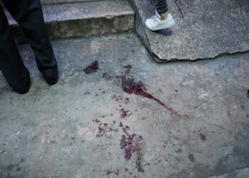 QUITO (ECUADOR), 09/08/2023.- Fotografía de manchas de sangre en el piso tras el tiroteo en el cual fue asesinado el candidato presidencial Fernando Villavicencio hoy, en Quito (Ecuador). Al menos nueve personas heridas dejó el atentado en el que fue asesinado este miércoles el candidato a la Presidencia de Ecuador Fernando Villavicencio, cuyo supuesto autor falleció después de un tiroteo con el personal de seguridad, según informó la Fiscalía General de Ecuador. EFE/ STR/CONTENIDO GRÁFICO EXPLÍCITO