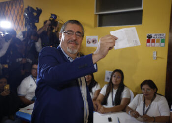 AME2812. CIUDAD DE GUATEMALA (GUATEMALA), 20/08/2023.- El académico progresista Bernardo Arévalo de León, del Movimiento Semilla, posa para fotos mientras vota durante la jornada electoral por la segunda vuelta de las elecciones presidenciales hoy, en Ciudad de Guatemala (Guatemala). Avanza en Guatemala la jornada electoral en la que el país centroamericano decide a su próximo presidente para el período 2024-2028. 9,3 millones de guatemaltecos están empadronados para ejercer su sufragio entre la ganadora de la primera vuelta celebrada el pasado 25 de junio, Sandra Torres Casanova, de la Unidad Nacional de la Esperanza (UNE) y el segundo lugar, Bernardo Arévalo. EFE/ Esteban Biba