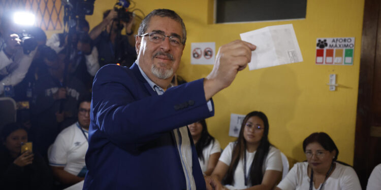 AME2812. CIUDAD DE GUATEMALA (GUATEMALA), 20/08/2023.- El académico progresista Bernardo Arévalo de León, del Movimiento Semilla, posa para fotos mientras vota durante la jornada electoral por la segunda vuelta de las elecciones presidenciales hoy, en Ciudad de Guatemala (Guatemala). Avanza en Guatemala la jornada electoral en la que el país centroamericano decide a su próximo presidente para el período 2024-2028. 9,3 millones de guatemaltecos están empadronados para ejercer su sufragio entre la ganadora de la primera vuelta celebrada el pasado 25 de junio, Sandra Torres Casanova, de la Unidad Nacional de la Esperanza (UNE) y el segundo lugar, Bernardo Arévalo. EFE/ Esteban Biba