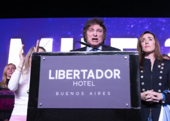 AME639. BUENOS AIRES (ARGENTINA), 13/08/2023.- El economista ultraliberal Javier Milei habla durante un mitin tras conocer los resultados de las primarias, hoy, en Buenos Aires (Argentina). Milei, aspirante presidencial de La Libertad Avanza y el más votado de todo el arco político argentino con vistas a las generales del 22 de octubre, aseguró este domingo que su "alternativa" no sólo "dará fin" al kirchnerismo, sino que acabará con la famosa "casta política". Milei, que acapara el 30,28 % de los votos (6,8 millones de sufragios), llamó desde su espacio electoral a la población a sumarse a esta "verdadera expresión de cambio" y una "nueva revolución liberal", que acabará con la facción peronista que representan el expresidente ya fallecido Néstor Kirchner (2003-2007) y la vicepresidenta y también exmandataria Cristina Fernández (2007-2015). EFE/ Gala Abramovich