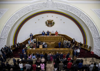 AME4242. CARACAS (VENEZUELA), 24/08/2023.- Diputados y la nueva directiva del Consejo Nacional Electoral participan en una sesión en el hemiciclo de sesiones del Palacio Federal Legislativo de la Asamblea Nacional, hoy en Caracas (Venezuela). El nuevo Consejo Nacional Electoral (CNE) de Venezuela, designado este jueves por el Parlamento -de mayoría oficialista-, estará conformado por tres rectores chavistas y dos opositores, para un período de siete años. Los miembros del CNE fueron elegidos entre 104 candidatos, de los que salió el quinteto formado por los chavistas Elvis Amoroso, Rosalba Gil y Carlos Quintero, y los opositores Aime Nogal y Juan del Pino. EFE/ Miguel Gutiérrez