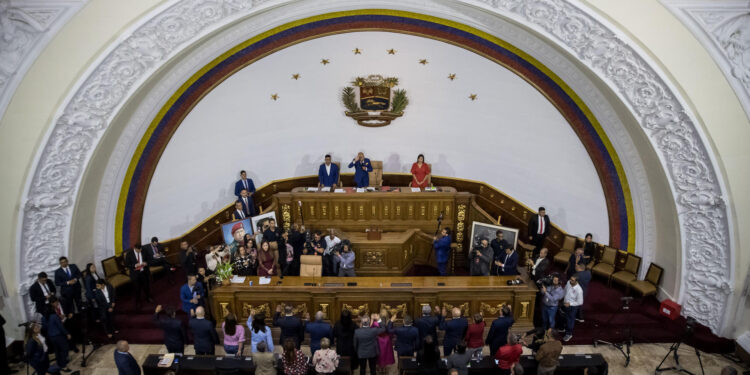 AME4242. CARACAS (VENEZUELA), 24/08/2023.- Diputados y la nueva directiva del Consejo Nacional Electoral participan en una sesión en el hemiciclo de sesiones del Palacio Federal Legislativo de la Asamblea Nacional, hoy en Caracas (Venezuela). El nuevo Consejo Nacional Electoral (CNE) de Venezuela, designado este jueves por el Parlamento -de mayoría oficialista-, estará conformado por tres rectores chavistas y dos opositores, para un período de siete años. Los miembros del CNE fueron elegidos entre 104 candidatos, de los que salió el quinteto formado por los chavistas Elvis Amoroso, Rosalba Gil y Carlos Quintero, y los opositores Aime Nogal y Juan del Pino. EFE/ Miguel Gutiérrez