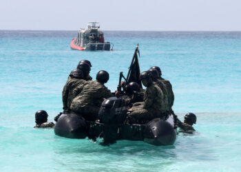 MEX2783. CANCÚN (MÉXICO), 18/08/2023.- Miembros de la marina armada mexicana participan hoy, en una práctica anfibia de rescate en una playa en el balneario de Cancún, estado Quintana Roo (México). El grupo de agentes de la Marina armada de México realizaron este viernes una demostración de seguridad y vigilancia para resguardar la integridad de los vacacionistas nacionales e internacionales que visitan el puerto de Cancún. EFE/ Alonso Cupul