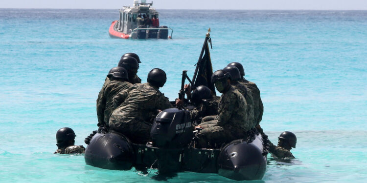 MEX2783. CANCÚN (MÉXICO), 18/08/2023.- Miembros de la marina armada mexicana participan hoy, en una práctica anfibia de rescate en una playa en el balneario de Cancún, estado Quintana Roo (México). El grupo de agentes de la Marina armada de México realizaron este viernes una demostración de seguridad y vigilancia para resguardar la integridad de los vacacionistas nacionales e internacionales que visitan el puerto de Cancún. EFE/ Alonso Cupul