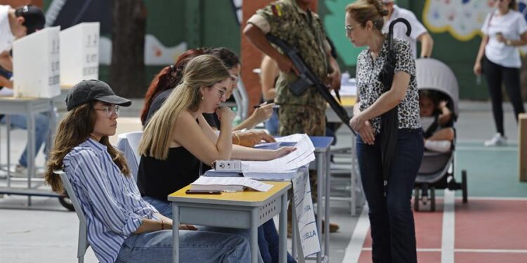 Ciudadanos acuden a votar durante la jornada de elecciones generales, hoy, en Guayaquil (Ecuador). EFE