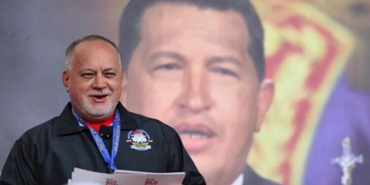 Con el mazo, Diosdado Cabello.