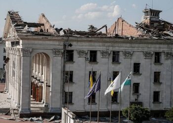 El ataque ruso contra un teatro en Chernígov. Foto agencias.