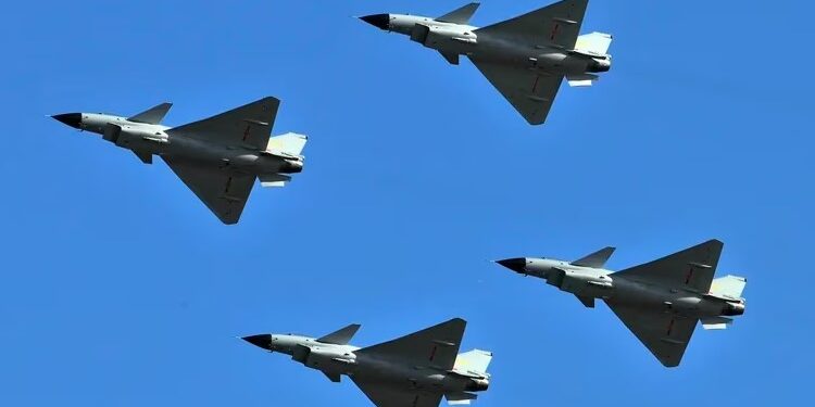 En esta imagen de archivo, aviones de combate J-10 vuelan en formación con motivo del 60 aniversario de la Fuerza Aérea del Ejército Popular de Liberación de China, en Beijing, el 15 de noviembre de 2009. (AP Foto/archivo)