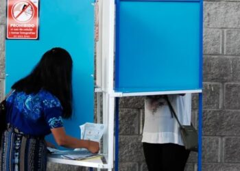 Los colegios electorales abrieron el domingo en Guatemala para las elecciones generales en las que se elegirá al próximo presidente