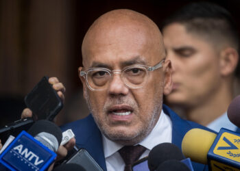 AME4242. CARACAS (VENEZUELA), 24/08/2023.- El presidente de la Asamblea Nacional, el diputado Jorge Rodriguez (c), ofrece declaraciones a periodistas al retirarse del Palacio Federal Legislativo de la Asamblea Nacional, hoy en Caracas (Venezuela). El nuevo Consejo Nacional Electoral (CNE) de Venezuela, designado este jueves por el Parlamento -de mayoría oficialista-, estará conformado por tres rectores chavistas y dos opositores, para un período de siete años. Los miembros del CNE fueron elegidos entre 104 candidatos, de los que salió el quinteto formado por los chavistas Elvis Amoroso, Rosalba Gil y Carlos Quintero, y los opositores Aime Nogal y Juan del Pino. EFE/ Miguel Gutiérrez