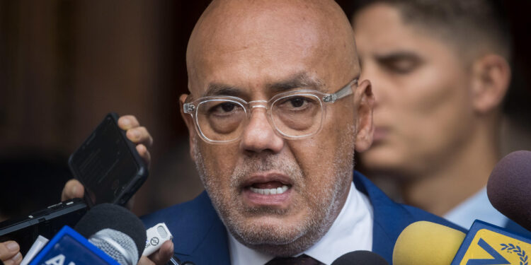 AME4242. CARACAS (VENEZUELA), 24/08/2023.- El presidente de la Asamblea Nacional, el diputado Jorge Rodriguez (c), ofrece declaraciones a periodistas al retirarse del Palacio Federal Legislativo de la Asamblea Nacional, hoy en Caracas (Venezuela). El nuevo Consejo Nacional Electoral (CNE) de Venezuela, designado este jueves por el Parlamento -de mayoría oficialista-, estará conformado por tres rectores chavistas y dos opositores, para un período de siete años. Los miembros del CNE fueron elegidos entre 104 candidatos, de los que salió el quinteto formado por los chavistas Elvis Amoroso, Rosalba Gil y Carlos Quintero, y los opositores Aime Nogal y Juan del Pino. EFE/ Miguel Gutiérrez