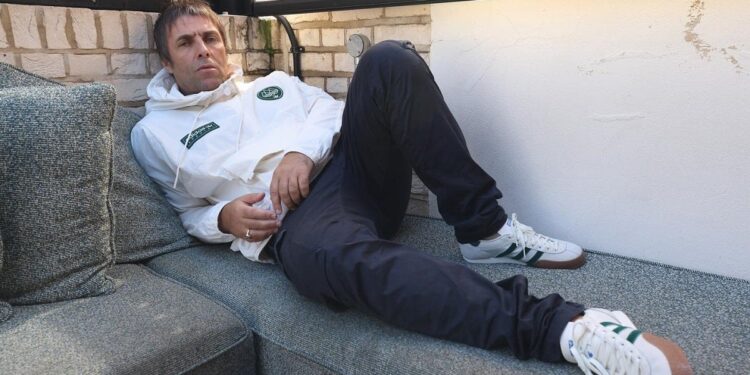 Liam Gallagher lanza un modelo de zapatillas junto a Adidas. Foto Facebook de Liam Gallagher.