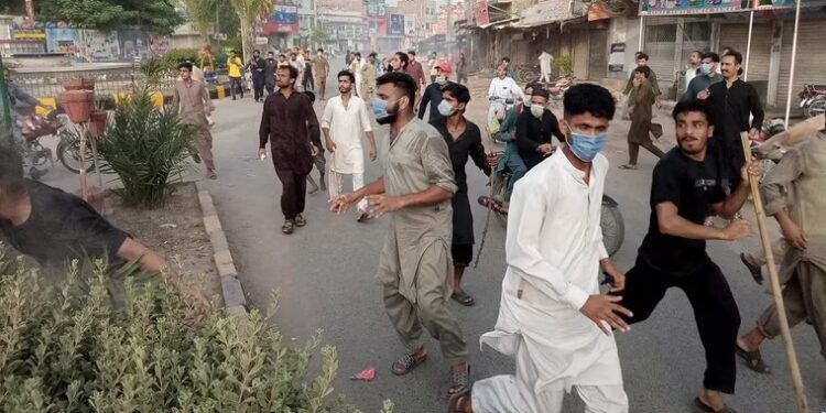 Azas Marshall, presidente de la Iglesia de Pakistán, lamentó las imágenes de la ciudad invadida por el humo espeso que dejaron los incendios en manos de jóvenes (EFE)