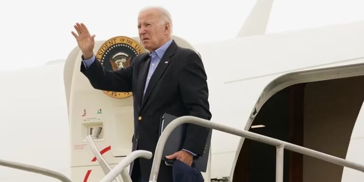 El presidente Joe Biden saluda mientras parte en avión rumbo a Hawaii (REUTERS/Kevin Lamarque)