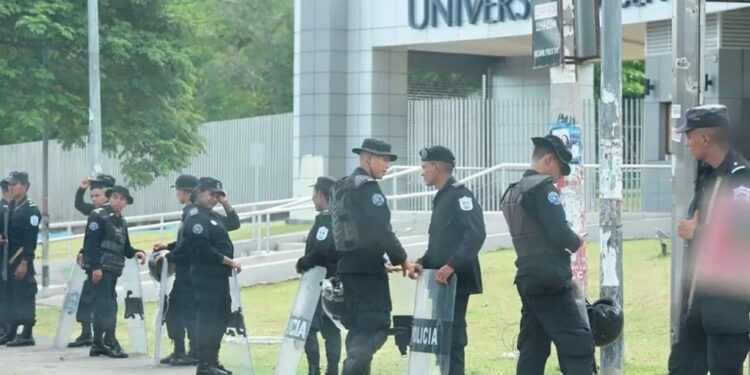 La Policía nicaragüense mantuvo constante asedio contra la Universidad Centroamericana. En la gráfica, un cerco policial en septiembre de 2019. (Foto La Prensa)