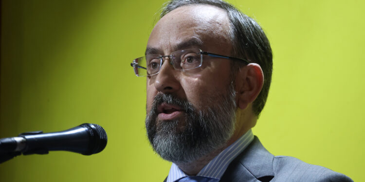 AME8089. CARACAS (VENEZUELA), 04/08/2023.- El precandidato presidencial opositor Jesús María Casal habla durante un acto político conjunto de la oposición, hoy, en Caracas (Venezuela). Los 13 candidatos a las primarias opositoras del 22 de octubre, que definirán al abanderado que se enfrentará al chavismo en las presidenciales de 2024, firmaron este viernes un documento con los "principios comunes" que regirán su programa de Gobierno, en caso de ganar los comicios del próximo año. El acuerdo suscrito establece que el país "debe avanzar en cambios que consoliden un nuevo modelo político, económico y social", siempre que sea "sobre la base de unos principios comunes, a partir de los cuales la candidatura unitaria (quien resulte vencedor en octubre) diseñará su programa de reformas estructurales". EFE/ Miguel Gutiérrez