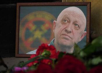 Rostov-on-don (Russian Federation), 24/08/2023.- A picture of PMC Wagner chief Yevgeny Prigozhin is seen at an informal memorial in downtown of Rostov-on Don, Russia, 24 August 2023. An investigation was launched into the crash of an aircraft in the Tver region in Russia on 23 August 2023, the Russian Federal Air Transport Agency said in a statement. Among the passengers was Wagner chief Yevgeny Prigozhin, the agency reported. (Rusia, Ucrania) EFE/EPA/STRINGER
