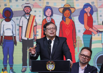 -FOTODELDÍA- AME7806. BOGOTÁ (COLOMBIA), 03/08/2023.- El presidente de Colombia, Gustavo Petro (i) habla hoy, durante la instalación del Comité Nacional de la Participación - instancia transitoria de la Mesa de Diálogos de Paz, en Bogotá (Colombia). Coincidiendo con la entrada en vigor del cese el fuego entre el ELN y el Estado colombiano, este jueves se instaló en Bogotá el Comité Nacional de Participación (CNP) de la mano del presidente de Colombia, Gustavo Petro, junto con los delegados del Gobierno y de la guerrilla del ELN. Este mecanismo nace con el propósito de promover la inclusión de la sociedad en la construcción de la paz, según detallaron ambas partes. EFE/ Mauricio Dueñas Castañeda