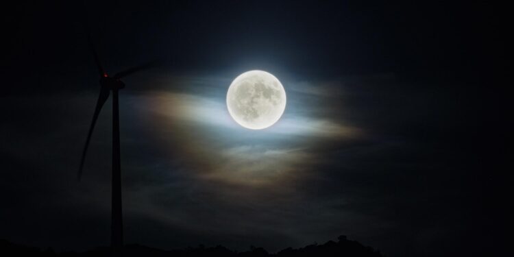 Vila Pouca De Aguiar (Portugal), 30/08/2023.- A Super Moon rises at Vila Pouca de Aguiar, north of Portugal, 30 August 2023. EFE/EPA/PEDRO SARMENTO COSTA