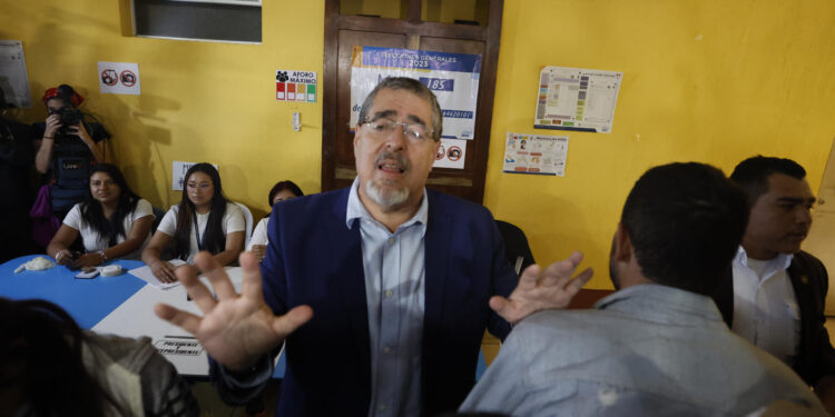 AME2812. CIUDAD DE GUATEMALA (GUATEMALA), 20/08/2023.- El académico progresista Bernardo Arévalo de León, del Movimiento Semilla, posa para fotos mientras vota durante la jornada electoral por la segunda vuelta de las elecciones presidenciales hoy, en Ciudad de Guatemala (Guatemala). Avanza en Guatemala la jornada electoral en la que el país centroamericano decide a su próximo presidente para el período 2024-2028. 9,3 millones de guatemaltecos están empadronados para ejercer su sufragio entre la ganadora de la primera vuelta celebrada el pasado 25 de junio, Sandra Torres Casanova, de la Unidad Nacional de la Esperanza (UNE) y el segundo lugar, Bernardo Arévalo. EFE/ Esteban Biba