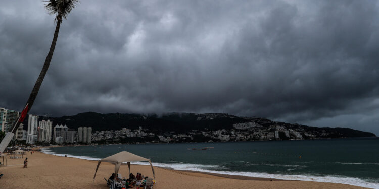 MEX2671. ACAPULCO (MEXICO), 16/08/2023.- Fotografía de una playa cubierta de nubes grises hoy, en el balneario de Acapulco, estado de Guerrero (México). México prevé que la tormenta tropical Hilary, octavo ciclón con nombre en la temporada y formada este miércoles, se intensifique el jueves a huracán en su paso por las costas de los estados de Colima y Jalisco, informó este miércoes el Servicio Meteorológico Nacional (SMN). EFE/David Guzmán