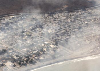 -FOTODELDIA- Lahaina (Estados Unidos), 10/08/2023.- Vista aérea de los edificios dañados en Lahaina, Hawái, como consecuencia de un gran incendio forestal que ha matado a 6 personas y ha obligado a miles de evacuaciones en la isla de Maui en Hawái, EE.UU. 09 de agosto de 2023. Los vientos del huracán Dora, que actualmente se encuentra sobre el Océano Pacífico a cientos de millas al sur de Hawai, han intensificado los incendios forestales. EFE/CARTER BARTO