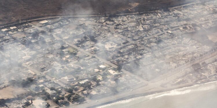 -FOTODELDIA- Lahaina (Estados Unidos), 10/08/2023.- Vista aérea de los edificios dañados en Lahaina, Hawái, como consecuencia de un gran incendio forestal que ha matado a 6 personas y ha obligado a miles de evacuaciones en la isla de Maui en Hawái, EE.UU. 09 de agosto de 2023. Los vientos del huracán Dora, que actualmente se encuentra sobre el Océano Pacífico a cientos de millas al sur de Hawai, han intensificado los incendios forestales. EFE/CARTER BARTO