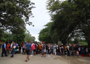 AME4244. DANLÍ (HONDURAS), 24/08/2023.- Migrantes venezolanos descansan hoy en la ciudad de Danlí (Honduras). Centenares de migrantes acampan precariamente en el centro de la ciudad de Danlí, en el municipio del mismo nombre, desbordada por la masiva movilidad de personas que atraviesan Centroamérica para llegar a Estados Unidos. EFE/Gustavo Amador