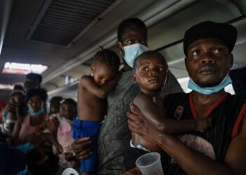 VERACRUZ,VERACRUZ,13SEPTIEMBRE2021.- Un grupo de 30 migrantes Haitianos, permaneció dentro de un autobús por más de 7 horas, negándose a descender del vehículo, debido a que fueron asegurados por elementos del Instituto Nacional de Migración durante un puesto de control migratorio en el estado de Veracruz. Más de 200 migrantes fueron asegurados en el estado de Veracruz, mientras se trasladaban hacia el norte del país, según las cifras que otorgó el Instituto Nacional de Migración. 
FOTO: VICTORIA RAZO/CUARTOSCURO.COM