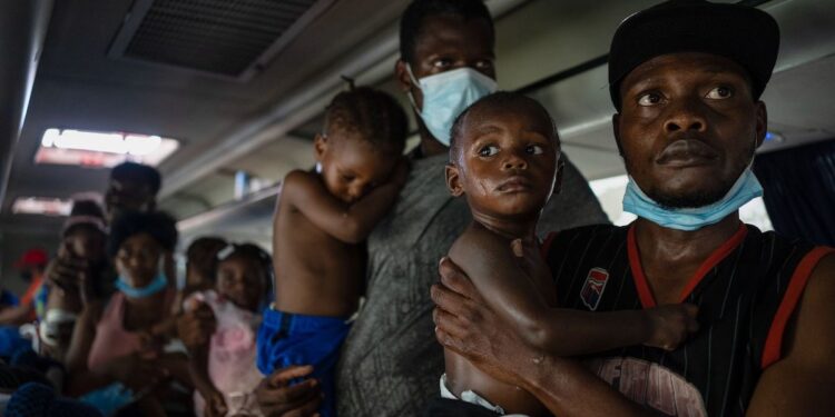 VERACRUZ,VERACRUZ,13SEPTIEMBRE2021.- Un grupo de 30 migrantes Haitianos, permaneció dentro de un autobús por más de 7 horas, negándose a descender del vehículo, debido a que fueron asegurados por elementos del Instituto Nacional de Migración durante un puesto de control migratorio en el estado de Veracruz. Más de 200 migrantes fueron asegurados en el estado de Veracruz, mientras se trasladaban hacia el norte del país, según las cifras que otorgó el Instituto Nacional de Migración. 
FOTO: VICTORIA RAZO/CUARTOSCURO.COM