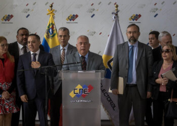 CARACAS (VENEZUELA), 25/09/2023.- El presidente del Consejo Nacional Electoral (CNE) de Venezuela, Elvis Amoroso (c), y el presidente de la Comisión Nacional de Primarias, Jesús María Casal (c-d), ofrecen una rueda de prensa hoy, en Caracas (Venezuela). El presidente del Consejo Nacional Electoral (CNE) de Venezuela, Elvis Amoroso, anunció este lunes que instalará una comisión mixta, junto a representantes de la oposición, para discutir la asistencia técnica que prestará la institución en las primarias del 22 de octubre, en las que se definirá el abanderado del antichavismo para las presidenciales de 2024. EFE/ Miguel Gutiérrez