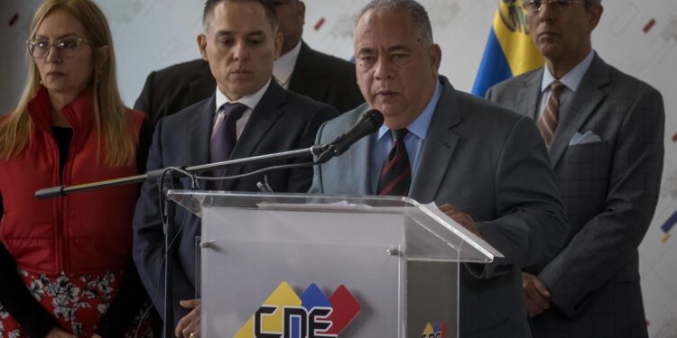 CARACAS (VENEZUELA), 25/09/2023.- El presidente del Consejo Nacional Electoral (CNE) de Venezuela, Elvis Amoroso (c), ofrece una rueda de prensa hoy, en Caracas (Venezuela). El presidente del Consejo Nacional Electoral (CNE) de Venezuela, Elvis Amoroso, anunció este lunes que instalará una comisión mixta, junto a representantes de la oposición, para discutir la asistencia técnica que prestará la institución en las primarias del 22 de octubre, en las que se definirá el abanderado del antichavismo para las presidenciales de 2024. EFE/ Miguel Gutiérrez