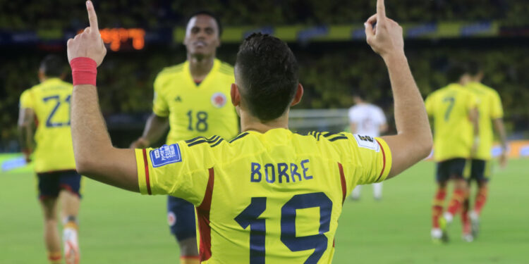 AME7419. BARRANQUILLA (COLOMBIA), 07/09/2023.- Rafael Santos Borré de Colombia celebra un gol hoy, en un partido de las Eliminatorias Sudamericanas para la Copa Mundial de Fútbol 2026 entre Colombia y Venezuela en el estadio Metropolitano en Barranquilla (Colombia). EFE/ Ricardo Maldonado