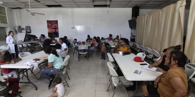 MEX5376. CIUDAD JUÁREZ (MÉXICO), 16/09/2023.- Migrantes permanecen en el albergue "El buen samaritano", el 14 de septiembre de 2023, en Ciudad Juárez, estado de Chihuahua (México). La desesperación crece entre los migrantes que han llegado en una nueva oleada a la frontera norte de México, donde las ansias por cruzar a Estados Unidos hacen que haya mujeres embarazadas que den a luz justo en el límite entre ambos países. EFE/Luis Torres