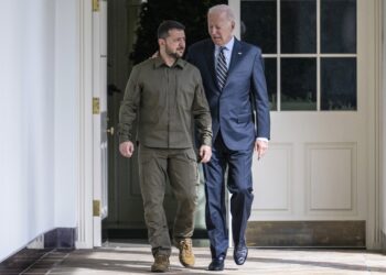 Washington (United States), 21/09/2023.- Ukrainian President Volodymyr Zelensky (L) walks down the White House colonnade towards the Oval Office with US President Joe Biden during a visit to the White House in Washington, DC, USA, 21 September 2023. Zelensky is in Washington meeting with members of Congress at the US Capitol, the Pentagon and US President Biden at the White House to make a case for further military aid. (Ucrania) EFE/EPA/JIM WATSON / POOL