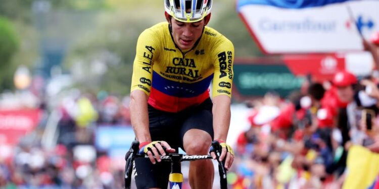 Orluis Aular de Venezuela y el Equipo Caja Rural - Seguros RGA cruzan la línea de meta durante la 78.ª Vuelta a España 2023, Etapa 2, una etapa de 181,8 km desde Mataró a Barcelona / #UCIWT / el 27 de agosto de 2023 en Barcelona, ​​España. (Foto de Alexander Hassenstein/Getty Images) | Foto: Getty Images