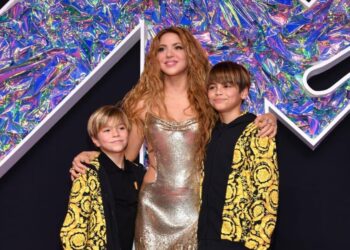 Shakira y sus hijos, en la alfombra roja de los VMAs 2023. | Foto: MTV