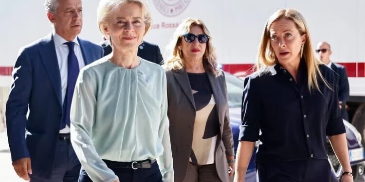 La presidenta de la Comisión Europea, Ursula von der Leyen, y la primera ministra italiana, Giorgia Meloni, visitan el hotspot, un centro de recepción de inmigrantes, en la isla siciliana de Lampedusa. REUTERS/Yara Nardi