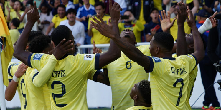 AMDEP9304. QUITO (ECUADOR), 12/09/2023.- Félix Torres (i) de Ecuador celebra un gol hoy, en un partido de las Eliminatorias Sudamericanas para la Copa Mundial de Fútbol 2026 entre Ecuador y Uruguay en el estadio Rodrigo Paz Delgado en Quito (Ecuador). EFE/ Santiago Fernández