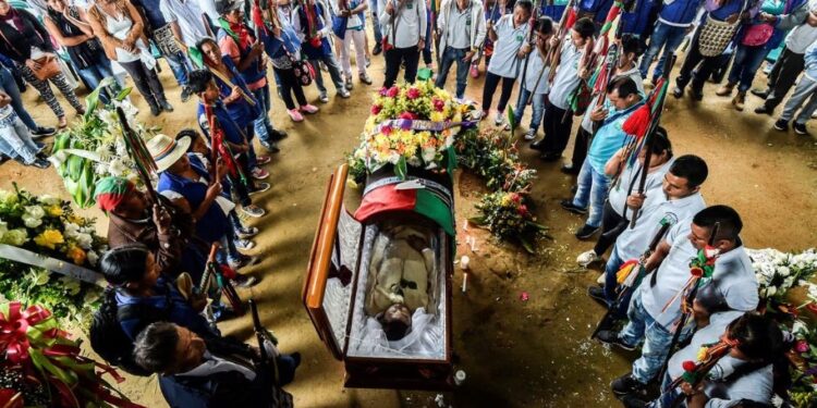 Funeral del líder indígena Edwin Dagua en el municipio de Caloto, quien fue asesinado por buscar proteger la reserva ecológica Huellas, de Colombia.