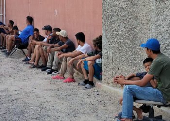 Migrantes permanecen en el albergue La Casa del Migrante, el 30 de agosto de 2023, en Ciudad Juárez, Chihuahua (México). EFE/Luis Torres