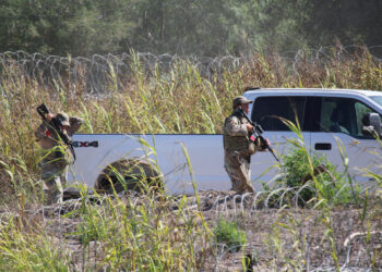 MEX6437. MATAMOROS (MÉXICO),25/09/2023.- Integrantes de la Guardia Nacional estadounidense vigila una zona del Río Bravo hoy, en Matamoros (México). La Guardia Nacional estadounidense retienen a migrantes venezolanos que cruzaron el fronterizo río Bravo (río Grande en EE.UU.) en el norte de México, dejándolos con raciones de agua limitada y sin comida por casi un día, denunciaron este lunes migrantes y activistas en la ciudad mexicana de Matamoros, estado de Tamaulipas. EFE/Abrahan Pineda-Jacome