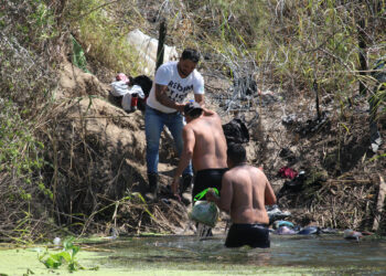 MEX6437. MATAMOROS (MÉXICO),25/09/2023.- Migrantes intentan cruzar el Río Bravo para tratar de ingresar a Estados Unidos hoy, en Matamoros (México). La Guardia Nacional estadounidense retienen a migrantes venezolanos que cruzaron el fronterizo río Bravo (río Grande en EE.UU.) en el norte de México, dejándolos con raciones de agua limitada y sin comida por casi un día, denunciaron este lunes migrantes y activistas en la ciudad mexicana de Matamoros, estado de Tamaulipas. EFE/Abrahan Pineda-Jacome