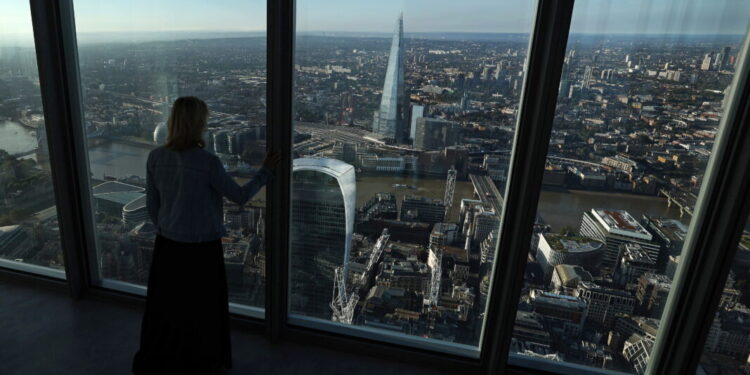 Londres (Reino Unido), 14/09/2023.- Vista general de Londres desde Horizon 22, el edificio más alto de la ciudad, este jueves. Horizon 22, de 254 metros de altura, se convertirá en la plataforma de visualización gratuita más alta de Europa cuando se abra al público el 27 de septiembre.- EFE/ANDY RAIN