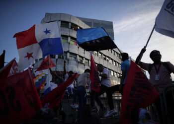 AME6882. CIUDAD DE PANAMÁ (PANAMÁ), 05/09/2023.- Ciudadanos participan en una protesta para rechazar un nuevo contrato minero en el país, hoy, en Ciudad de Panamá (Panamá). Centenares de manifestantes volvieron a protestar este martes en Panamá en contra de un polémico contrato ley con la minera canadiense First Quantum Minerals (FQM) y pidieron al Gobierno de Laurentino Cortizo, al que acusan de "vende patria", frenar el debate y cerrar esa gran mina de cobre, la más grande de Centroamérica. Los manifestantes alegan que el aporte económico de la mina en el marco del nuevo contrato no compensarán los daños al medio ambiente de Panamá. EFE/ Bienvenido Velasco