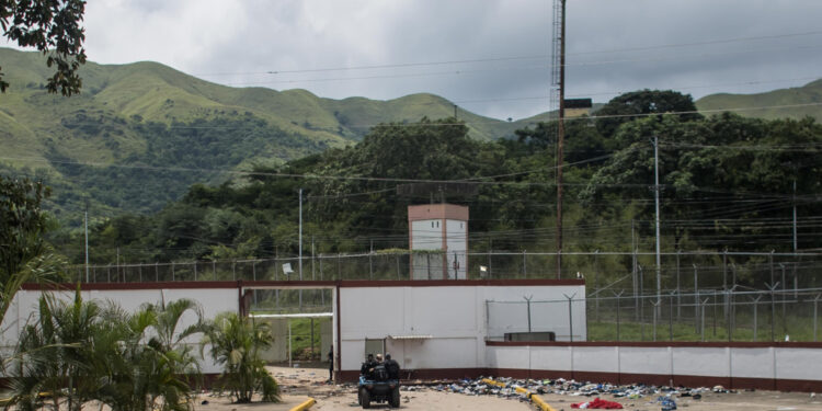 AME2048. TOCORÓN (VENEZUELA), 23/09/2023.- Fotografía que muestra militares durante un operativo en la entrada del centro penitenciario Tocorón hoy, en Tocorón (Venezuela). El ministro de Interior y Justicia de Venezuela, Remigio Ceballos, negó este sábado que haya habido "negociación alguna" con las bandas criminales, entre ellas la transnacional "Tren de Aragua", durante la intervención policial y militar de la cárcel de Tocorón, en el norte del país, llevada a cabo el miércoles, con el despliegue de más de 11.000 funcionarios. EFE/ Miguel Gutiérrez