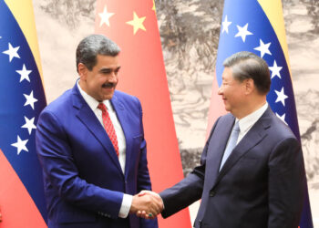 AME9273. BEIJING (CHINA), 13/09/2023.- Fotografía cedida por Prensa Miraflores que muestra al presidente venezolano, Nicolás Maduro (i), durante una reunión con el presidente de China, Xi Jinping, en Beijing (China). En una reunión en el Gran Palacio del Pueblo, Xi expresó su apoyo a los esfuerzos venezolanos por mantener "la soberanía, la dignidad nacional y la estabilidad social del país, así como por resistir la injerencia externa" y dio la bienvenida a Maduro en su quinta visita a China desde que asumió el cargo en 2013, las cuales "reflejan la amistad fraterna" entre ambos países, según el líder del país asiático. EFE/ Prensa Miraflores /SOLO USO EDITORIAL/ SOLO DISPONIBLE PARA ILUSTRAR LA NOTICIA QUE ACOMPAÑA (CRÉDITO OBLIGATORIO)